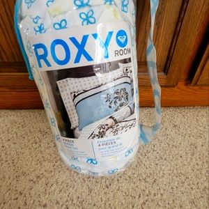 ROXY 4 PIECE QUEEN SHEET SET. BRAND NEW NEVER OPENED .